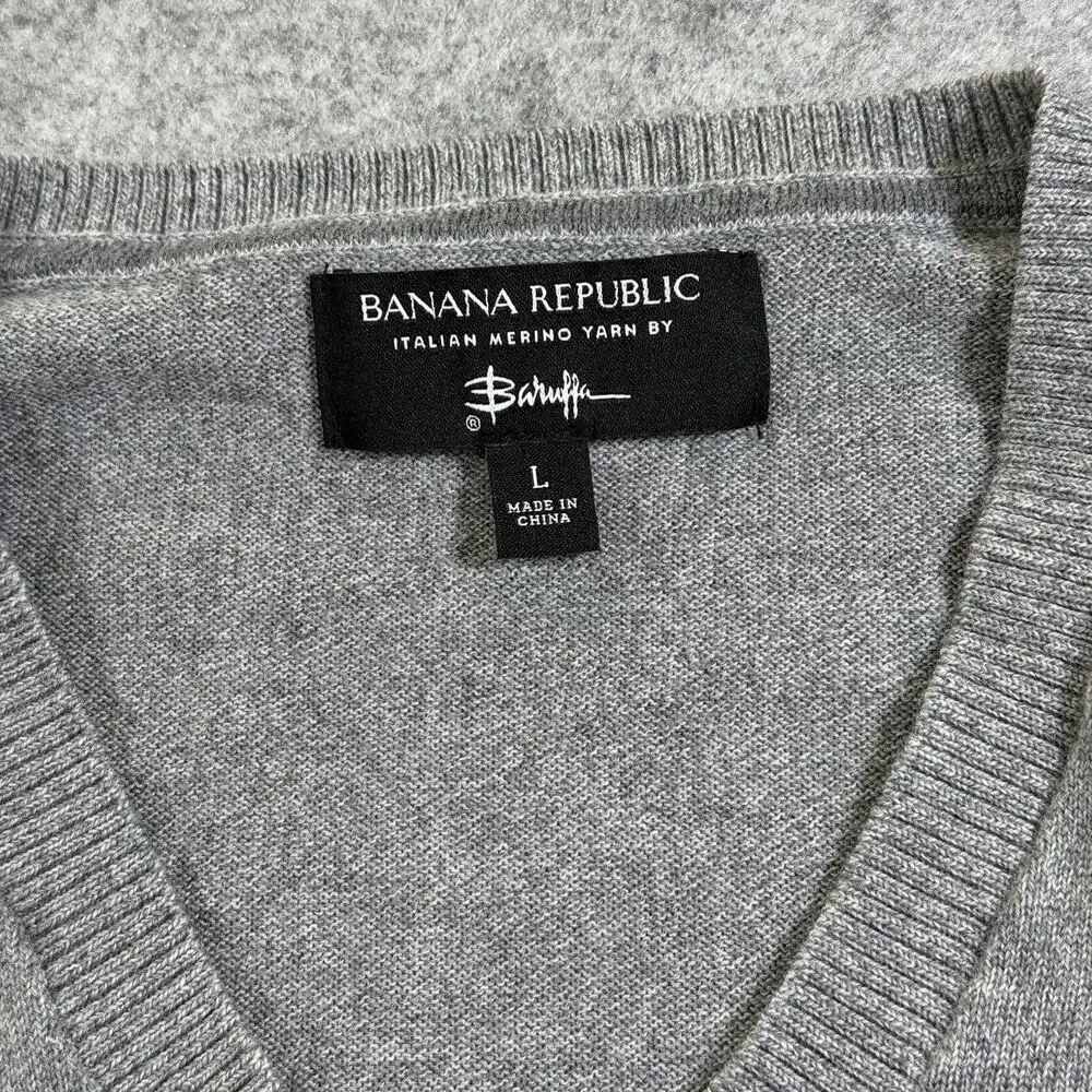 Banana Republic Merino Wool Sweater Mens L Light Gray V Neck Soft Knit Preppy